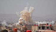 A picture taken in the Yarmuk Palestinian refugee camp in southern Damascus on April 27, 2018 shows smoke billowing in the area during Syrian army shelling and airstrikes.  AFP / Rami al SAYED