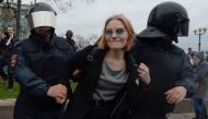 Russian police officers detain a protester during an unauthorized anti-Putin rally called by opposition leader Alexei Navalny on May 5, 2018 in Saint Petersburg, two days ahead of Vladimir Putin's inauguration for a fourth Kremlin term. / AFP / Olga MALTS