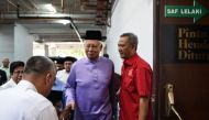 Malaysia's former prime minister Najib Razak (C) arrives for Friday prayers at the Barisan Nasional party headquarters in Kuala Lumpur on May 18, 2018. / AFP / Mohd RASFAN 