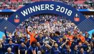 Chelsea players celebrate with the trophy after their victory in the English FA Cup final football match between Chelsea and Manchester United at Wembley stadium in London on May 19, 2018. AFP / Glyn KIRK / 