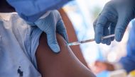 Nurses working with the WHO (World Health Organization) administer the Ebola vaccine to a local doctor at the town all of Mbandaka on May 21, 2018 during the launch of the Ebola vaccination campaign. / AFP / JUNIOR KANNAH 