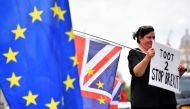 :A pro-EU demonstrator holds a placard during an anti-Brexit protest outside the Houses of Parliament in London on June 13, 2018. (AFP / Ben STANSALL)