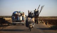 Civilians flee during airstrike by Syrian regime forces in the east of the southern Syrian province of Daraa on June 24, 2018.  AFP / Mohamad ABAZEED

