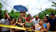People look on near of the wreckage of a Boeing 737 plane that crashed in the agricultural area in Boyeros, around 20 km south of Havana, May 18, 2018 (Reuters / Alexandre Meneghini) 