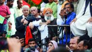 Pakistan opposition leader Maulana Fazl-ur-Rehman (C) addresses protesters outside the election commission office against the alleged election rigging in Islamabad on August 8, 2018.  AFP / Farooq Naeem