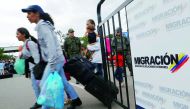Venezuelan migrants carry their luggage to cross from Venezuela to Colombia via the Simon Bolivar international bridge in Cucuta, Colombia August 8, 2018. Reuters/Luisa Gonzalez 