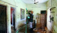A volunteer cleans a house following floods on the outskirts of Kochi in the southern state of Kerala, India August 22, 2018. Reuters/Sivaram V 
