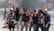 Yemeni protesters block a road as they protest against inflation and the rise of living costs in the country's second city of Aden, which is held by forces loyal to the Saudi-backed government, on September 5, 2018.  AFP / Saleh Al-OBEIDI

