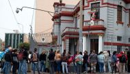 Venezuelans nationals wait outside the Venezuelan embassy in Lima on September 5, 2018, seeking to benefit from a program to repatriate Venezuelan migrants announced by Venezuelan President Nicolas Maduro.  AFP / CRIS BOURONCLE