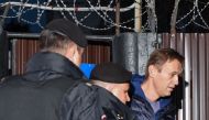 Russian police officers detain opposition leader Alexei Navalny outside the detention centre in Moscow on September 24, 2018.  AFP / Vasily MAXIMOV