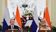 Russian President Vladimir Putin (L) and Indian Prime Minister Narendra Modi deliver a joint statement following their talks at Hyderabad House in New Delhi on October 5, 2018. AFP / POOL / Yuri Kadobnov