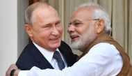 Indian Prime Minister Narendra Modi (R) welcomes Russian President Vladimir Putin prior to their meeting at Hyderabad House in New Delhi on October 5, 2018. / AFP / POOL / Yuri KADOBNOV
