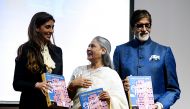 Indian Bollywood actors Amitabh Bachchan (R) and Jaya Bachchan (C) pose for a picture with their daughter Shweta Bachchan Nunda (L) during the book launch of Shweta's debut novel 'Paradise Towers' in Mumbai on October 10, 2018.  AFP / -


