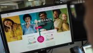  In this file photo taken on October 17, 2018 a journalist look at a website offering DNA testing in Washington DC. / AFP / Eric BARADAT 