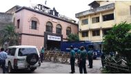 Bangladeshi police stand guard in front of a jail-turned-court where a verdict was being delivered on a graft case against Bangladesh opposition leader Khaleda Zia in Dhaka on October 29, 2018. / AFP / Sam JAHAN 