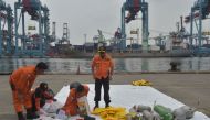 Indonesian SAR members display personal items of passengers of the ill-fated Lion Air flight JT 610 at the Jakarta port on October 30, 2018. / AFP / ADEK BERRY 