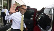 Former president of the Maldives Mohamed Nasheed waves as he leaves an apartment building as he prepares to return to the Maldives, in Colombo on November 1, 2018. AFP / LAKRUWAN WANNIARACHCHI
