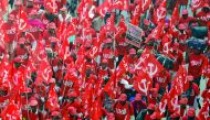 Farmers wave flags and shout slogans as they march towards Ramlila Ground during a protest rally demanding a complete waiver of debt and fixed assurances on crop prices, in New Delhi, India, November 29, 2018. Reuters/Anushree Fadnavis