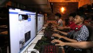 This picture taken on December 18, 2018 shows Myanmar youths browsing their Facebook page at an internet shop in Yangon. / AFP / Sai Aung MAIN 