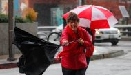 Striking teachers in the Los Angeles public school system deal with the rain and wind after going on strike in Los Angeles, California, U.S., January 14, 2019. Picture taken January 14, 2019. Mike Blake\ REUTERS.
