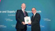 Richard Whiting (left), Chief Representative of Doha Bank London Representative Office receiving the award from Joseph Giarraputo.