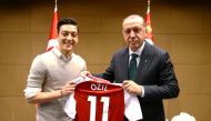 FILE PHOTO: Turkish President Tayyip Erdogan meets with Arsenal soccer player Mesut Ozil in London, May 13, 2018. (Kayhan Ozer/Presidential Palace/Reuters) 