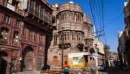 In this photograph taken on December 5, 2018, an Indian man walks past a haveli (mansion) in the old quarters of Bikaner, in the Indian state of Rajasthan.  AFP / Chandan Khanna 