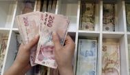 A money changer counts Turkish lira bills at an currency exchange office in central Istanbul, August 21 2015. Reuters/Murad Sezer