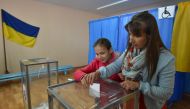 A woman casts her ballot at a polling station during the second round of Ukraine's presidential election in Kiev on April 21, 2019. / AFP / Genya SAVILOV 