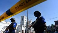 Security personnel stand guard outside St. Anthony's Shrine in Colombo on April 22, 2019, a day after the church was hit in a series of bomb blasts targeting churches and luxury hotels in Sri Lanka. / AFP / Jewel SAMAD
