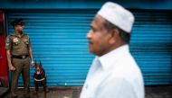  A policeman stands guard outside a mosque during Friday noon prayer in Colombo on April 26, 2019, following a series of bomb blasts targeting churches and luxury hotels on Easter Sunday in Sri Lanka. AFP / Jewel Samad 