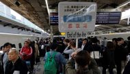 Passengers wait for a train at Tokyo railway station on April 27, 2019, beginning of the unprecedented 10-day Golden Week holiday. / AFP / Kazuhiro Nogi 