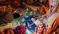  People evacuated for safety rest in a temporary cyclone relief shelter in Puri in the eastern Indian state of Odisha on May 3, 2019, as cyclone Fani approaches the Indian coastline. / AFP / DIBYANGSHU SARKAR 