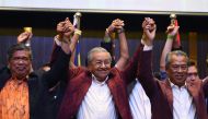 Mahathir Mohamad celebrates with other leaders of his coalition during a press conference following the 14th general elections in Kuala Lumpur on early May 10, 2018. AFP / Manan Vatsyayana