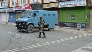 A member of the Indian security forces stands guard during a lockdown in Srinagar on August 16, 2019, after the Indian government stripped Jammu and Kashmir of its autonomy. / AFP / Tauseef MUSTAFA