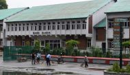 Workers clean the campus of an closed school in Srinagar on August 19, 2019. (AFP / PUNIT PARANJPE)