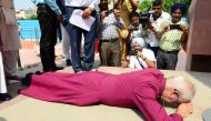Archbishop of Canterbury Justin Portal Welby pays tribute to the martyrs at the Jallianwala Bagh martyrs memorial in Amritsar on September 10, 2019. / AFP / NARINDER NANU
