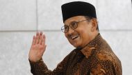 FILE PHOTO: Former Indonesian president B. J. Habibie waves as he arrives for a ceremony to officially open the new Australian embassy in Jakarta, Indonesia March 21, 2016. REUTERS/Garry Lotulung/File Photo