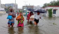 Patients wade through floodwaters on their way to hospital during heavy monsoon rain in Patna in the northeastern state of Bihar on September 28, 2019. / AFP / Sachin KUMAR 