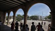 Tourists visit the Colonial Zone in Santo Domingo, Dominican Republic, July 20, 2011.  Reuters/Eduardo Munoz
