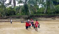  Members of Ugandan Red Cross carry a dead body after heavy rains caused landslides leaving 16 dead in Kampala, uganda on December 08, 2019. ( UGANDAN RED CROSS / HANDOUT - Anadolu Agency )