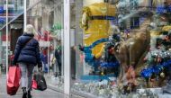 :A woman passes by the windowshop of a toys store in Paris on December 16, 2019. / AFP / Aurore MESENGE
