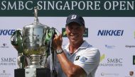  Matt Kuchar of the US poses with the trophy after winning the Singapore Open tournament at Sentosa golf club in Singapore on January 19, 2020. / AFP / Roslan RAHMAN