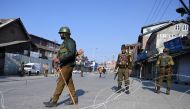 Indian paramilitary trooper stands guard at a checkpoint during a one-day strike called by Jammu and Kashmir Libration Front (JKLF) on February 9, 2020. AFP / TAUSEEF MUSTAFA