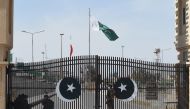 Pakistani soldiers wearing facemasks stand guard at the closed Pakistan-Iran border in Taftan on February 25, 2020 as fears over the spread of the COVID-19 coronavirus escalate following an outbreak in neighbouring Iran. / AFP / Banaras KHAN 