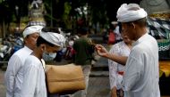 This picture taken on February 19, 2020 shows Balinese people gathering for a prayer event during the Galungan holiday at Jagatnata temple in Denpasar, Indonesia's resort island of Bali.  AFP / SONNY TUMBELAKA 