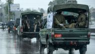 Army personnel patrol on a road during a government-imposed lockdown as a preventive measure against the COVID-19 coronavirus, in Rawalpindi on March 24, 2020. / AFP / Aamir QURESHI
