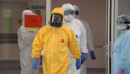 Russian President Vladimir Putin wearing protective gear visits a hospital where patients infected with the COVID-19 novel coronavirus are being treated in the settlement of Kommunarka in Moscow on March 24, 2020. / AFP / Alexey DRUZHININ