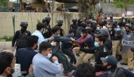 Doctors and paramedics scuffle with policemen in the course of a protest during a government-imposed nationwide lockdown as a preventive measure against the COVID-19 coronavirus, in Quetta on April 6, 2020. / AFP / Banaras KHAN