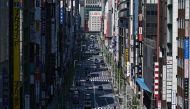 Motorists commute on a street in the Ginza district in Tokyo on April 8, 2020. / AFP / CHARLY TRIBALLEAU
